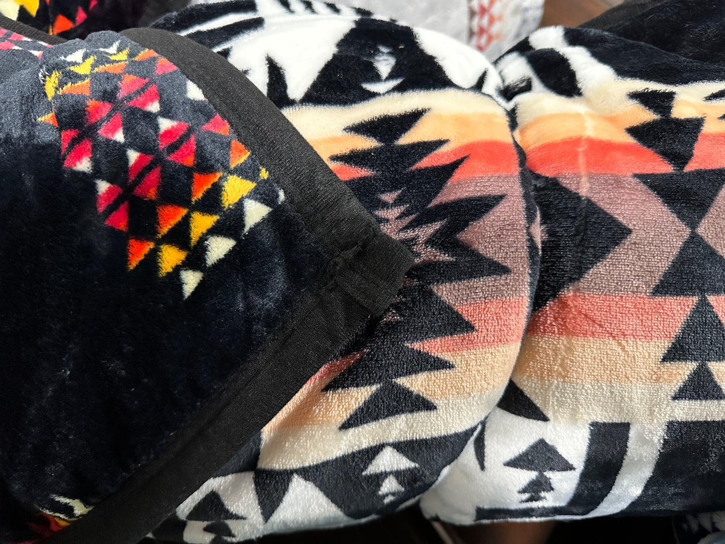 Nativo King Plush Blanket