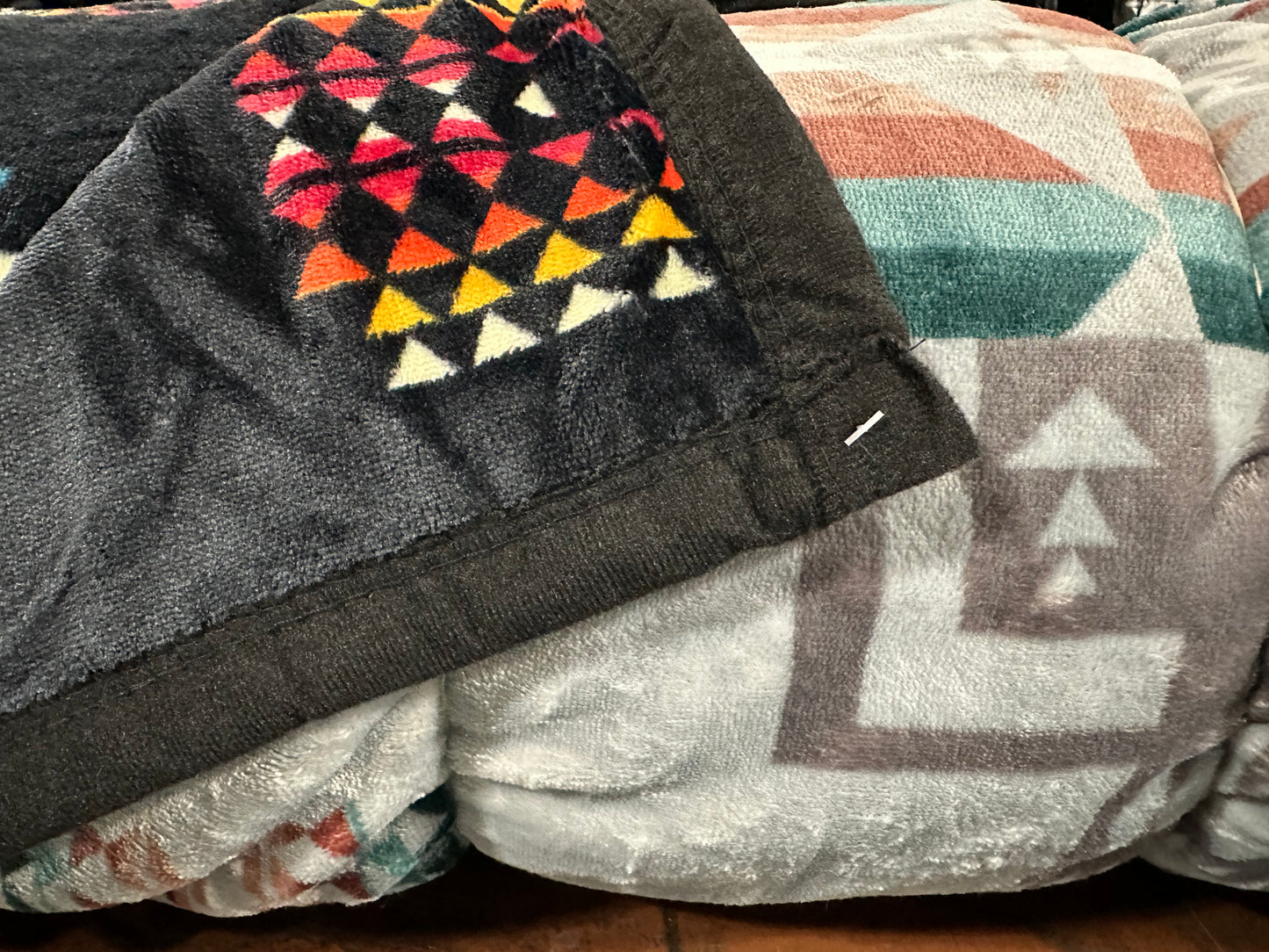 Nativo Queen Plush Blanket