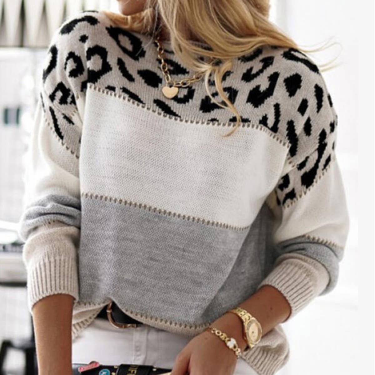COLOR-MATCHING LEOPARD PRINT CREW NECK SWEATER